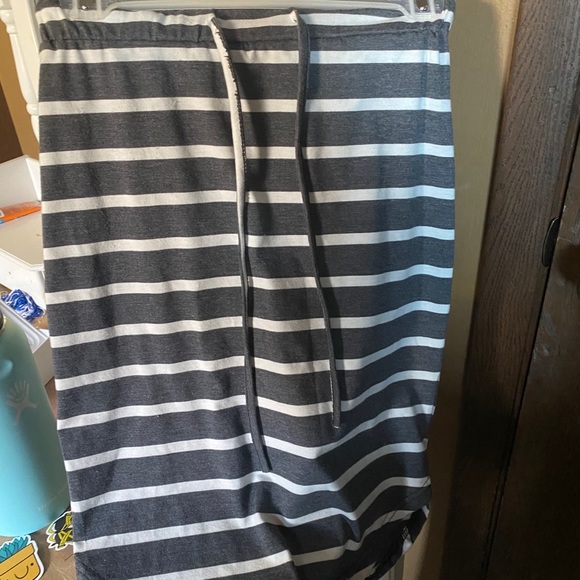 This beautiful, tight-fitting skirt! - Picture 2 of 2